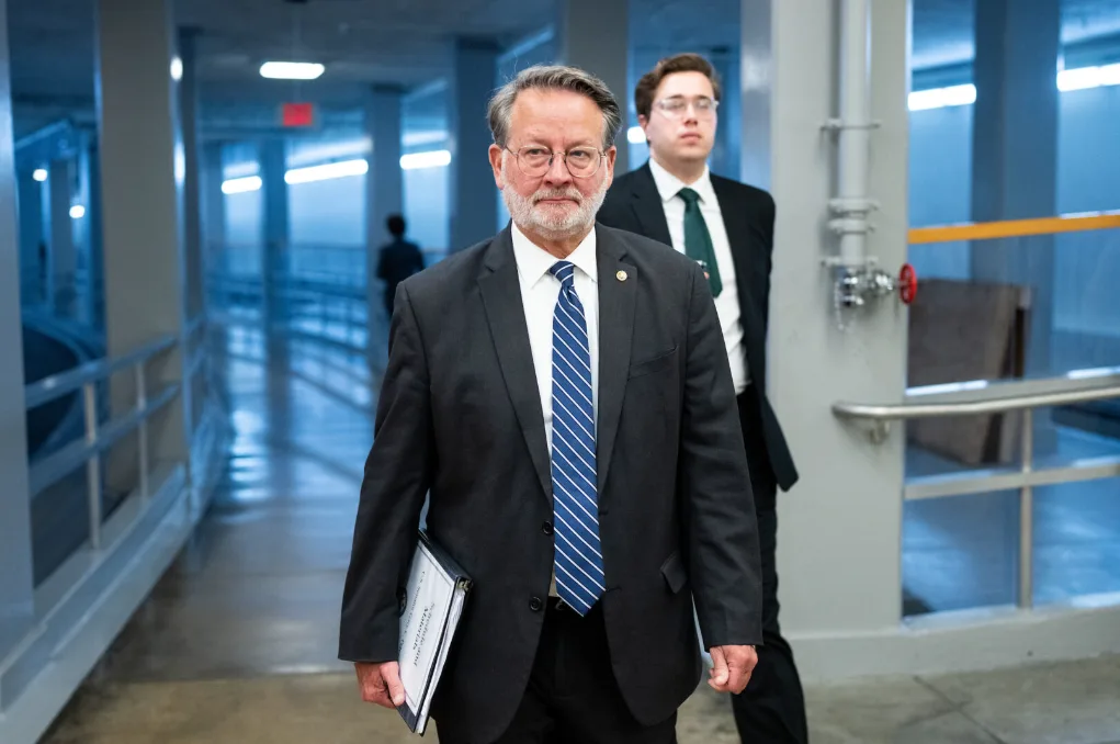Harris cân nhắc chọn Thượng nghị sĩ Michigan Gary Peters làm ứng cử viên phó tổng thống